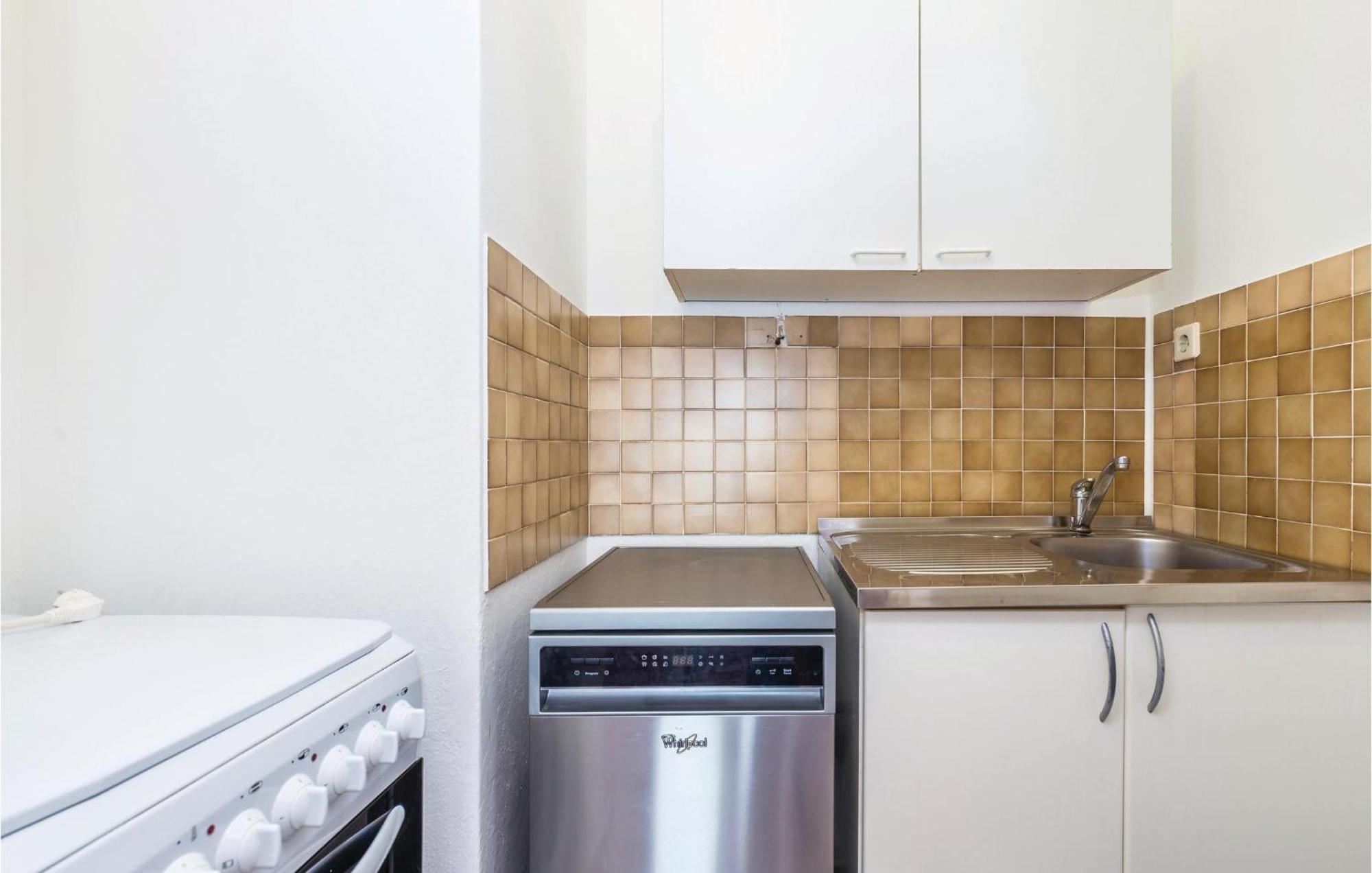 Lovely Apartment In Kampor With Kitchen Esterno foto